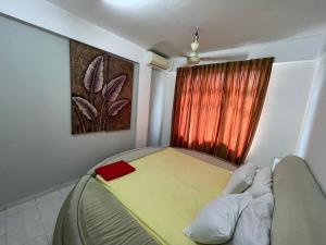 Voodi või voodid majutusasutuse Peaceful Pines 4 ROOMS FULL AC & NETFLIX by EZYROOM MELAKA toas