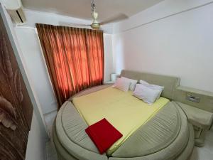 Voodi või voodid majutusasutuse Peaceful Pines 4 ROOMS FULL AC & NETFLIX by EZYROOM MELAKA toas