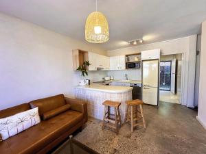 Dapur atau dapur kecil di Chic Beachside 2 Bedroom Apartment in Beautiful Coffs Harbour