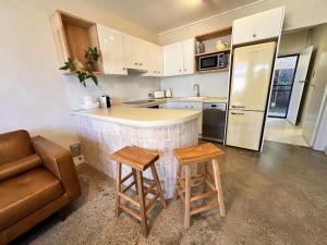 Dapur atau dapur kecil di Chic Beachside 2 Bedroom Apartment in Beautiful Coffs Harbour