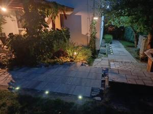 un giardino notturno con luci sul terreno di Apartmán na Vyhlídce a Šumperk