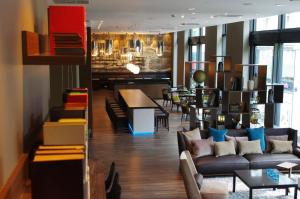 Uma área de estar em Motel One Leipzig-Augustusplatz