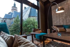 Uma área de estar em Motel One Leipzig-Augustusplatz