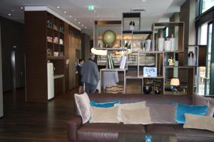 Uma área de estar em Motel One Leipzig-Augustusplatz