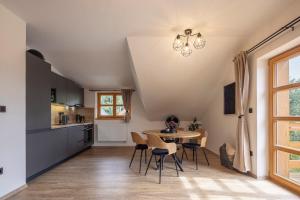 een keuken en eetkamer met een tafel en stoelen bij Apartmán Manuel in Horní Planá