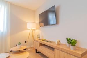 een woonkamer met een flatscreen-tv aan de muur bij Holidea Mar Salada Bocal in Santander