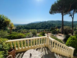 einen Balkon mit Bergblick in der Unterkunft Hotel Villa Casanova in Lucca