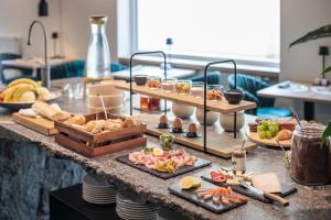 um buffet com diferentes tipos de alimentos sobre uma mesa em Sole Boutique Hotel em Vipiteno