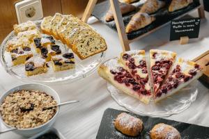 einen Tisch mit verschiedenen Brotsorten und Gebäck in der Unterkunft Garni Rives in St. Ulrich in Gröden