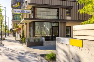 um edifício estrelado numa rua da cidade em The SPARROW em Boise