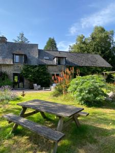 Um jardim em L'Hôtié de Brocéliande à Paimpont, au coeur des sites naturels et légendaires