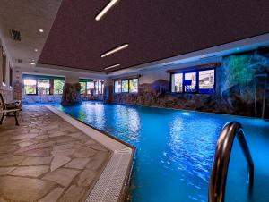 ein Pool in einem Haus mit blauem Wasser in der Unterkunft Hotel Selva in Folgarida