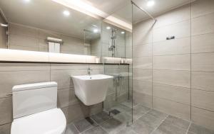 a bathroom with a toilet and a sink at Kensington Resort Gyeongju in Gyeongju