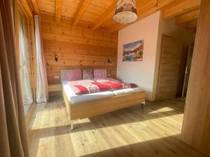 Llit o llits en una habitació de Chalet Traumblick