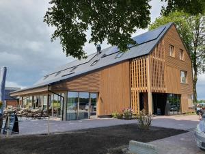 une grange dotée d'un toit solaire. dans l'établissement Hotel het Witte Veen, à Witteveen