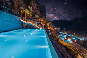 Bazén v ubytovaní Wyndham Grand Plaza Royale Hot Springs Fenghuang alebo v jeho blízkosti