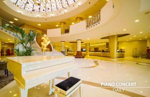 un pianoforte bianco nel mezzo di una hall di Don Giovanni Hotel Prague - Great Hotels of The World a Praga