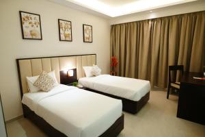 Hotel Grand Visava Lonavala房間的床