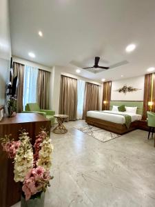 Hotel Grand Visava Lonavala房間的床