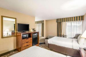 una camera con letto e TV a schermo piatto di Clarion Inn Grand Junction Airport a Grand Junction