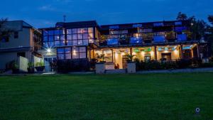 un grand bâtiment avec une pelouse devant lui dans l'établissement Difrika Country Resort, à Jinja