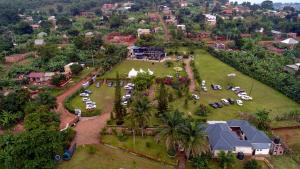 - une vue aérienne sur un complexe avec un parc dans l'établissement Difrika Country Resort, à Jinja