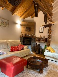 O zonă de relaxare la Magnificent spacious 4 bedroom mountain chalet with spa