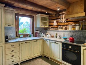 O bucătărie sau chicinetă la Magnificent spacious 4 bedroom mountain chalet with spa