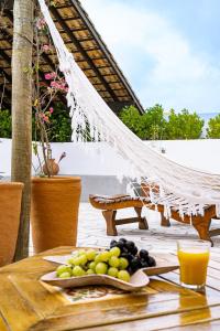 une table avec une assiette de fruits sur elle dans l'établissement Pousada Porto Fino, à Cabo Frio