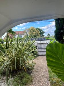 vista para um jardim de debaixo de uma ponte em Chambre sur Eysines em Eysines