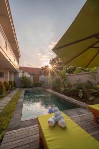 Kolam renang di atau dekat dengan Titeng Guest House - Comfortable studio in amazing location near Potato Head and the beach