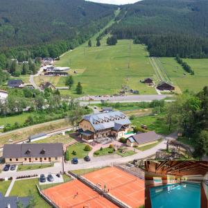 vista aerea di un edificio con campo da tennis di Chata Ramzovské sedlo a Ramzová