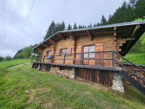 uma cabana de madeira numa colina com um campo de relva em Chalet d'alpage avec vue incroyable em Saint-Gervais-les-Bains