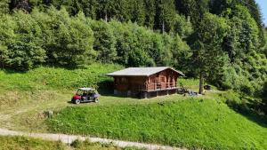 uma pequena casa numa colina ao lado de uma floresta em Chalet d'alpage avec vue incroyable em Saint-Gervais-les-Bains