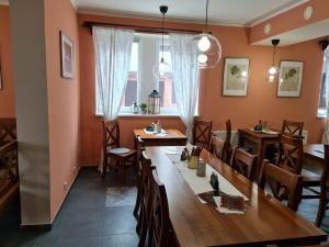 une salle à manger avec des tables et des chaises en bois dans l'établissement Hotel & Restaurace Pizzerie Jasany, à Znojmo