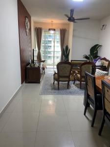 sala de estar con mesa y sillas en Homestay Suasana Damai Petaling Jaya, en Petaling Jaya