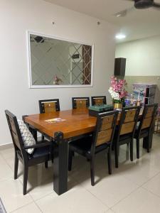 comedor con mesa de madera y sillas en Homestay Suasana Damai Petaling Jaya, en Petaling Jaya