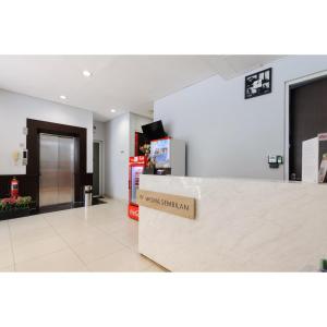 Lobbyen eller receptionen på RedDoorz Plus near Grand Indonesia Jakarta