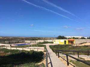 un sentiero che conduce a una spiaggia con parco giochi di WOT Peniche PinhalMar a Peniche