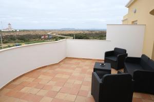 balcone con sedie e vista sul deserto di WOT Peniche PinhalMar a Peniche