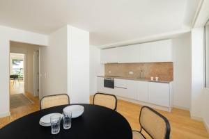 Kitchen o kitchenette sa GuestReady - Mosteiro Azul Downtown Apartments