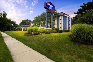 En hage utenfor Hampton Inn Chicago-Naperville