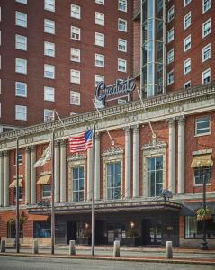 un bâtiment avec un panneau à l'avant dans l'établissement Graduate by Hilton Providence, à Providence