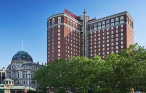 un grand bâtiment avec une grue en haut dans l'établissement Graduate by Hilton Providence, à Providence