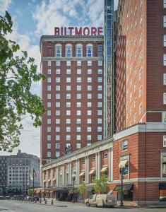 Un bâtiment avec un panneau en haut dans l'établissement Graduate by Hilton Providence, à Providence