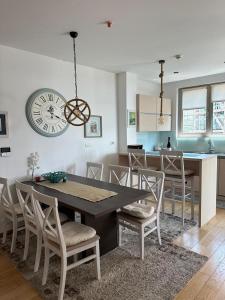 uma sala de jantar e cozinha com mesa e cadeiras em Victoria Apartments em Budva