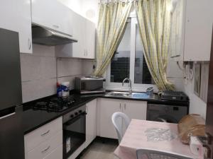 Dapur atau dapur kecil di Joli appartement coquet