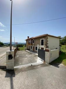 サンティリャーナ・デル・マルにあるCasa los Patos en Santillana Del Marの駐車場横の通灯のある建物