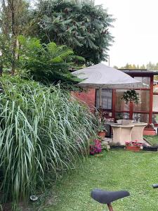 una casa con una mesa y un árbol en un patio en Apartmány Kašper, en Levoča