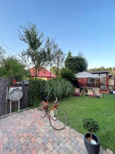 una bicicleta estacionada en un patio junto a una valla en Apartmány Kašper, en Levoča